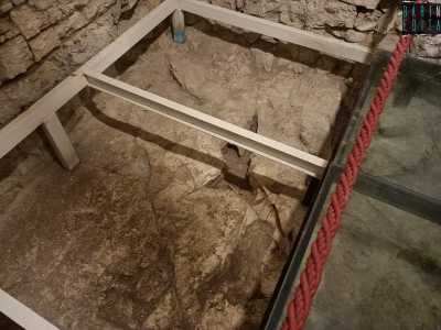 Notiamo la pietra bianca annerita e consunta dallo scorrere del tempo assieme ai profondi solchi che l�attraversano, rivelando l�intenso traffico che prosegu� per buona parte del Medioevo, quando l�Appia�Traiana divenne parte integrante della via Francigena